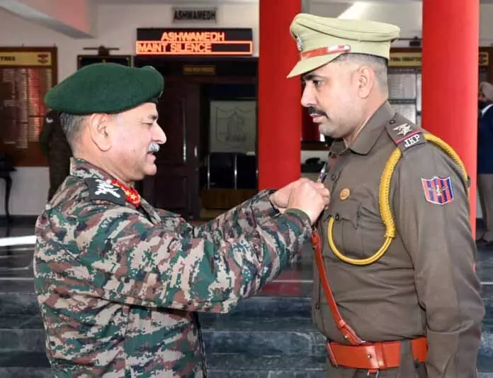 आर्मी चीफ ने बेहतरीन ऑपरेशनल सफलता के लिए SHO मजालटा को सम्मानित किया आर्मी चीफ ने बेहतरीन ऑपरेशनल सफलता के लिए SHO मजालटा को सम्मानित किया