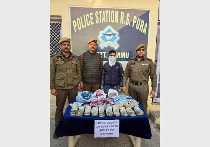 RS Pura में प्रतिबंधित टैबलेट और 11.60 लाख रुपये कैश के साथ ड्रग पेडलर गिरफ्तार RS Pura में प्रतिबंधित टैबलेट और 11.60 लाख रुपये कैश के साथ ड्रग पेडलर गिरफ्तार