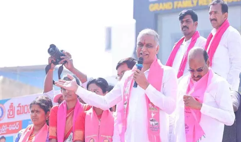 Gajwe में कांग्रेस शासकों पर हरीश राव का व्यंग्य Gajwe में कांग्रेस शासकों पर हरीश राव का व्यंग्य