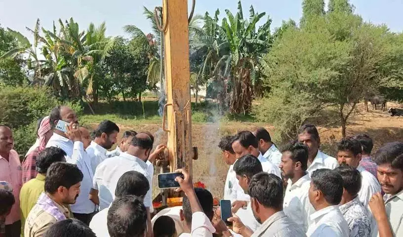 सरकारी लापरवाही के कारण रायपोले के किसानों ने Dredging शुरू की सरकारी लापरवाही के कारण रायपोले के किसानों ने Dredging शुरू की