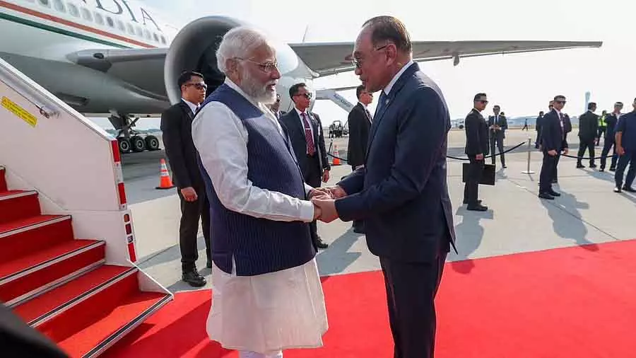 PM Modi का उनके समकक्ष अनवर इब्राहिम ने स्वागत किया PM Modi का उनके समकक्ष अनवर इब्राहिम ने स्वागत किया