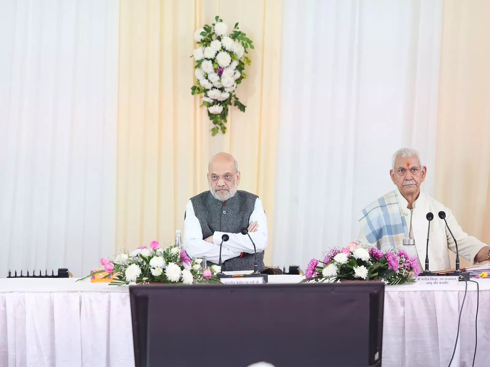 Amit Shah ने जम्मू-कश्मीर में सुरक्षा व्यवस्था की समीक्षा की और सुरक्षा घेरा मजबूत करने के उपायों पर चर्चा की Amit Shah ने जम्मू-कश्मीर में सुरक्षा व्यवस्था की समीक्षा की और सुरक्षा घेरा मजबूत करने के उपायों पर चर्चा की