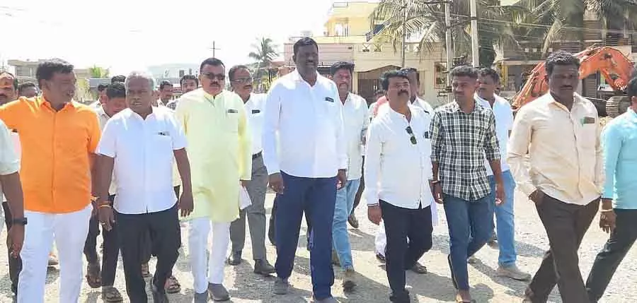 बुनियादी सुविधाएं देने के लिए प्रतिबद्ध: MLA Hitnal बुनियादी सुविधाएं देने के लिए प्रतिबद्ध: MLA Hitnal