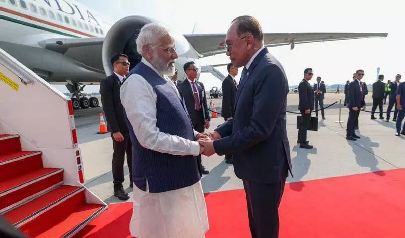 PM Modi मलेशिया पहुंचे, अनवर इब्राहिम ने गर्मजोशी से स्वागत किया PM Modi मलेशिया पहुंचे, अनवर इब्राहिम ने गर्मजोशी से स्वागत किया