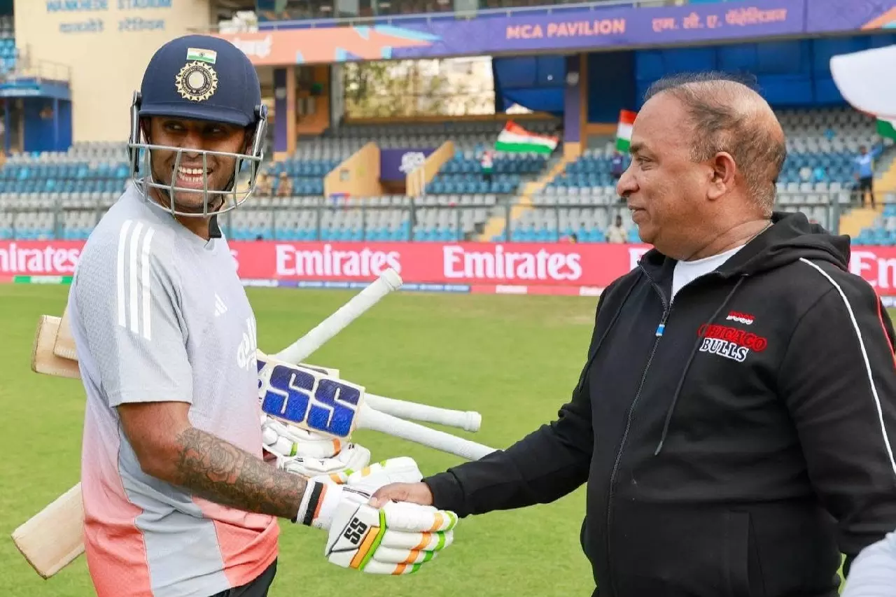 BCCI सेक्रेटरी देवजीत सैकिया ने USA मैच से पहले भारतीय टीम से मुलाकात की BCCI सेक्रेटरी देवजीत सैकिया ने USA मैच से पहले भारतीय टीम से मुलाकात की