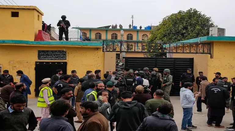 ISIS ने पाकिस्तान मस्जिद में हुए आत्मघाती बम धमाके की ज़िम्मेदारी ली ISIS ने पाकिस्तान मस्जिद में हुए आत्मघाती बम धमाके की ज़िम्मेदारी ली