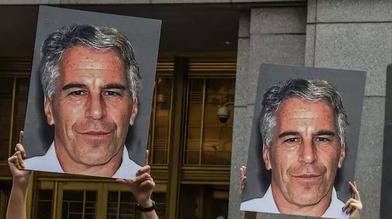 दुर्लभ घड़ी, आइलैंड का दौरा बार्ड प्रेसिडेंट के Epstein से संबंधों पर सवाल खड़े करते दुर्लभ घड़ी, आइलैंड का दौरा बार्ड प्रेसिडेंट के Epstein से संबंधों पर सवाल खड़े करते