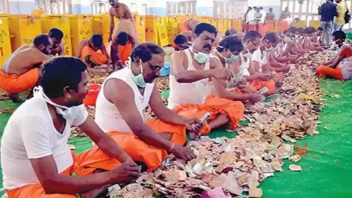 Sammakka -सरलम्मा जतारा: हुंडियों में मिले कैश, गहने और प्रेम पत्र Sammakka -सरलम्मा जतारा: हुंडियों में मिले कैश, गहने और प्रेम पत्र