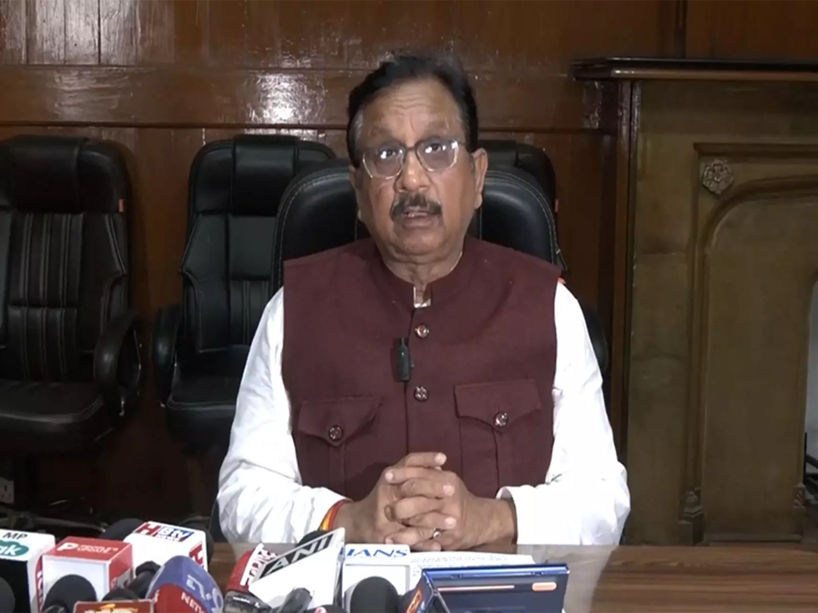 Madhya Pradesh के मंत्री विजय शाह ने कर्नल सोफिया कुरैशी पर की गई टिप्पणी के लिए माफी मांगी Madhya Pradesh के मंत्री विजय शाह ने कर्नल सोफिया कुरैशी पर की गई टिप्पणी के लिए माफी मांगी