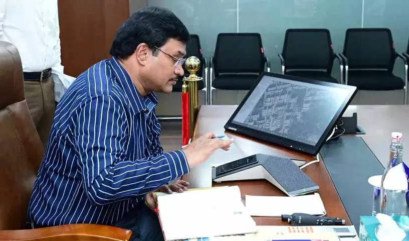 Hyderabad के निवासियों ने HYDRAA के साथ सीवेज और ज़मीन पर कब्ज़े से जुड़ी चिंताएं उठाईं Hyderabad के निवासियों ने HYDRAA के साथ सीवेज और ज़मीन पर कब्ज़े से जुड़ी चिंताएं उठाईं