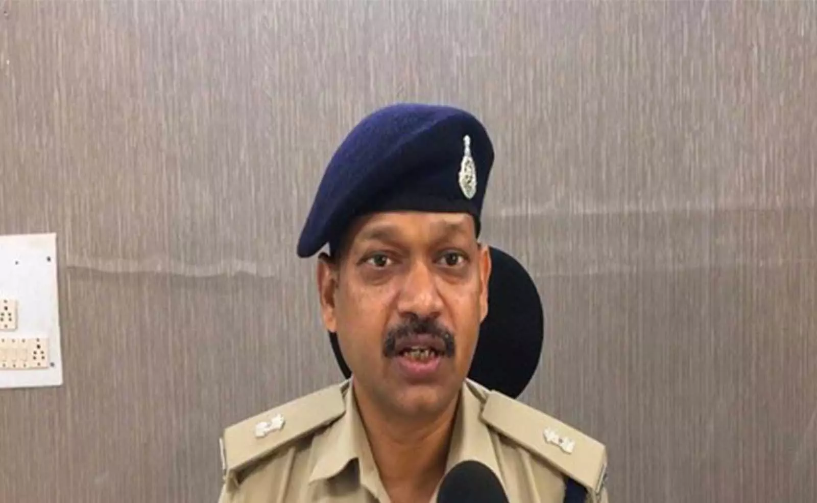 Gwalior में एक बुजुर्ग महिला से गहने छीनने के मामले में पुलिस ने दो लोगों को किया गिरफ्तार Gwalior में एक बुजुर्ग महिला से गहने छीनने के मामले में पुलिस ने दो लोगों को किया गिरफ्तार