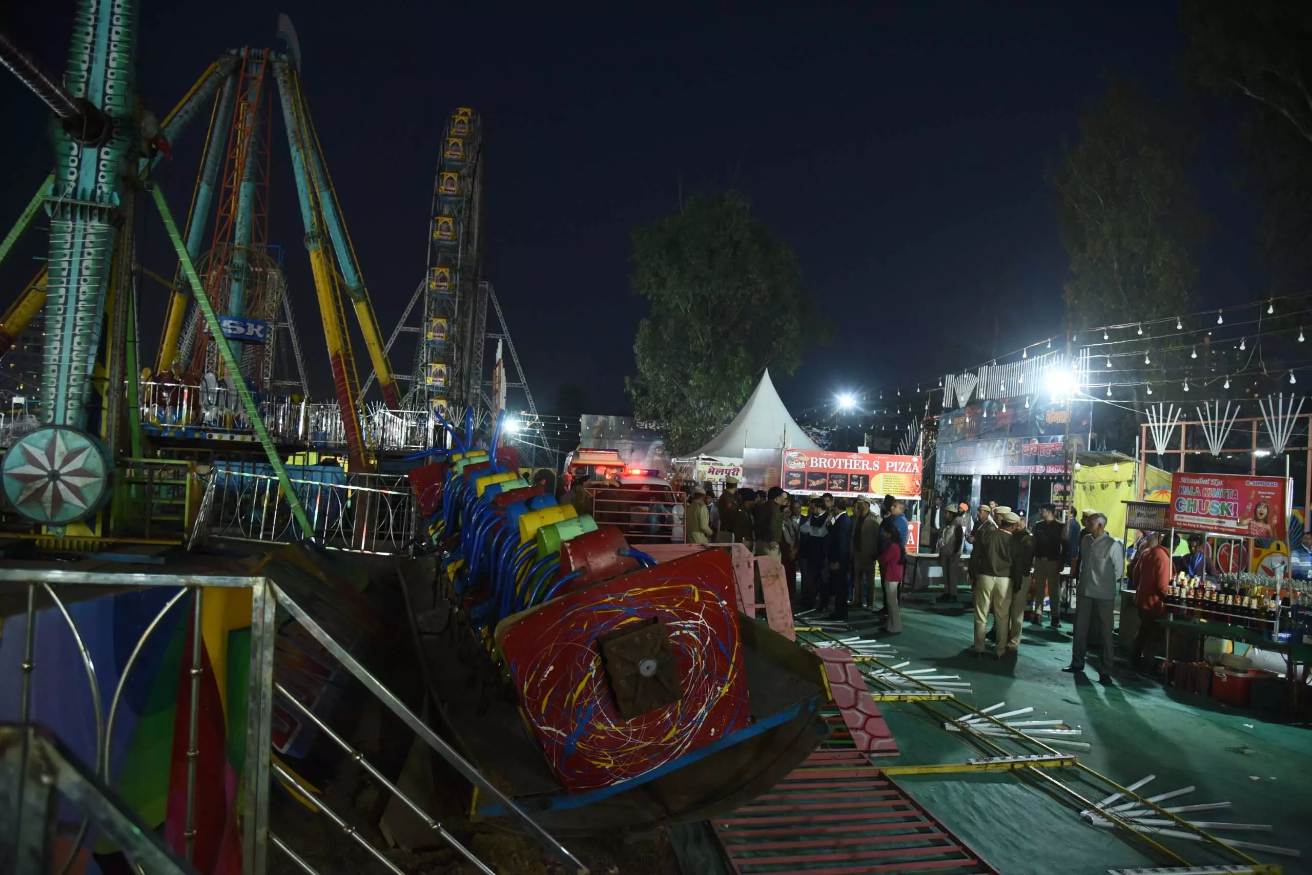 BIG BREAKING: सूरजकुंड मेले में गेट और झूला गिरा, 8 लोग घायल BIG BREAKING: सूरजकुंड मेले में गेट और झूला गिरा, 8 लोग घायल