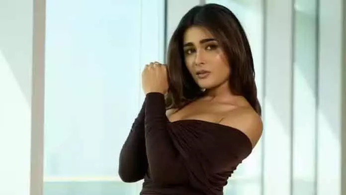 Shalini Pandey ने सोशल मीडिया पर दिखाया बोल्ड और कॉन्फिडेंट लुक Shalini Pandey ने सोशल मीडिया पर दिखाया बोल्ड और कॉन्फिडेंट लुक
