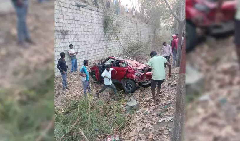 संगारेड्डी में ORR से कार गिरने से दो लोगों की मौत, चार घायल संगारेड्डी में ORR से कार गिरने से दो लोगों की मौत, चार घायल