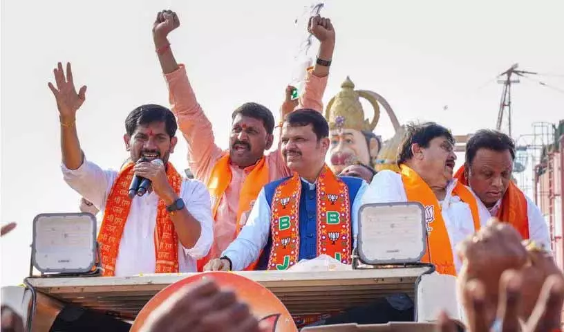 BJP rally के दौरान फडणवीस ने मंचरियल में अपने कॉलेज के दिनों को याद किया BJP rally के दौरान फडणवीस ने मंचरियल में अपने कॉलेज के दिनों को याद किया