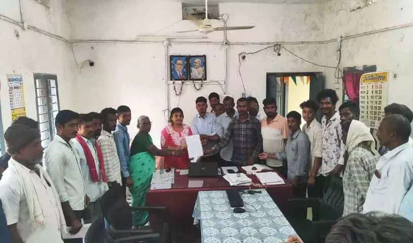 Barepally गांव के ग्रामीणों ने बोरवेल के लिए तंदूर MRO से अनुरोध किया Barepally गांव के ग्रामीणों ने बोरवेल के लिए तंदूर MRO से अनुरोध किया