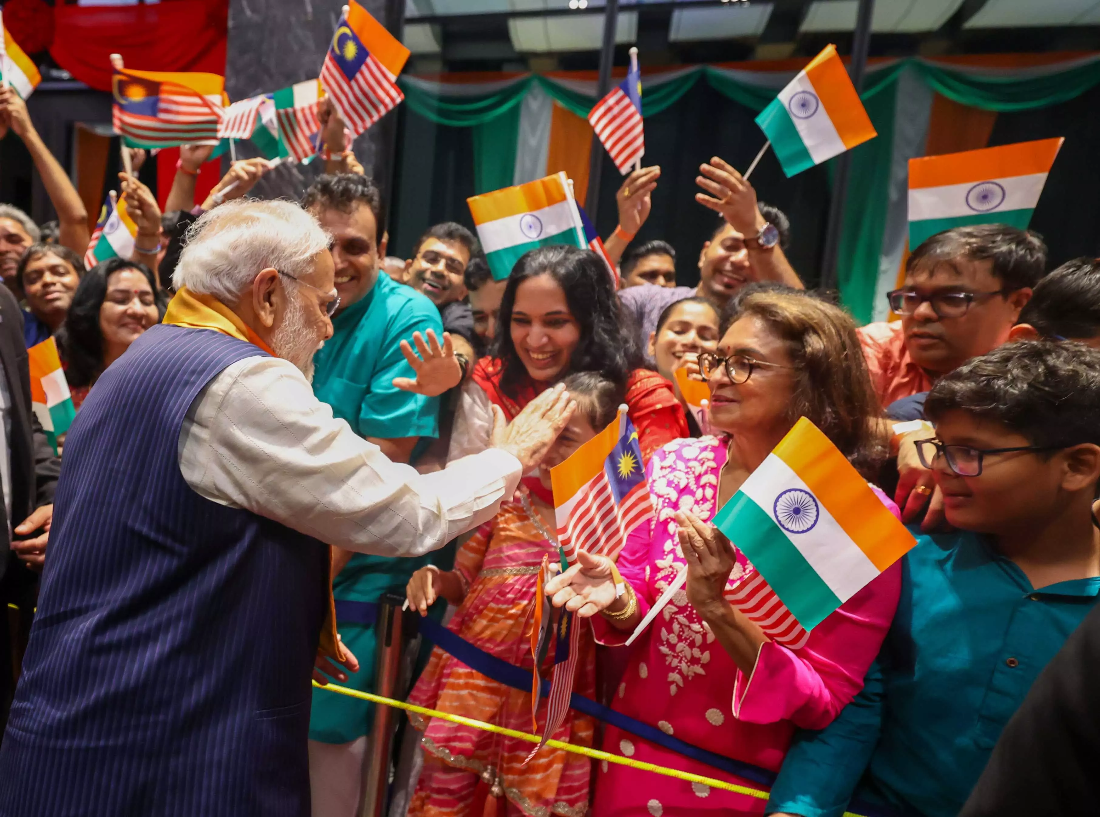 भारतीय समुदाय ने पीएम मोदी का किया भव्य स्वागत भारतीय समुदाय ने पीएम मोदी का किया भव्य स्वागत