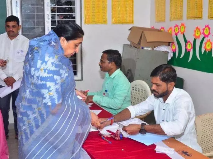 ZP Election 2026: बारामती में सुनेत्रा पवार के वोट के रूप में भावनात्मक क्षण ZP Election 2026: बारामती में सुनेत्रा पवार के वोट के रूप में भावनात्मक क्षण