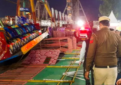सूरजकुंड मेले में झूला गिरने से एक दर्जन से ज़्यादा लोग घायल हो गए सूरजकुंड मेले में झूला गिरने से एक दर्जन से ज़्यादा लोग घायल हो गए