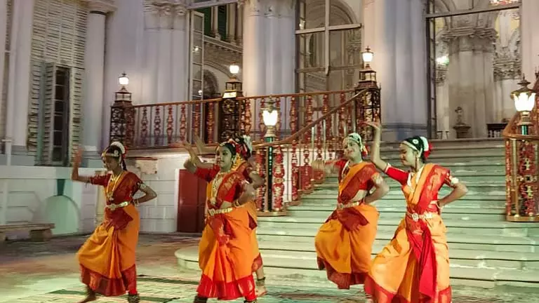 Nawabi दौर के इतिहास के लिए पर्यटक मुर्शिदाबाद आते Nawabi दौर के इतिहास के लिए पर्यटक मुर्शिदाबाद आते