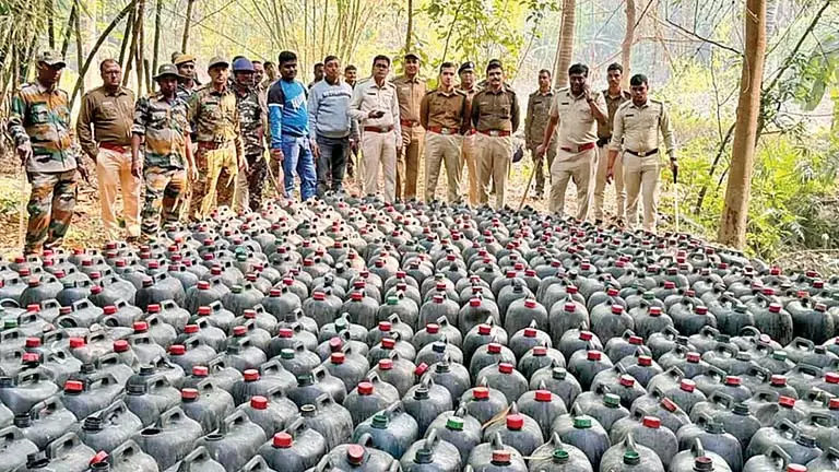 Howrah में 13 महीनों में 1 लाख लीटर शराब ज़ब्त की गई Howrah में 13 महीनों में 1 लाख लीटर शराब ज़ब्त की गई