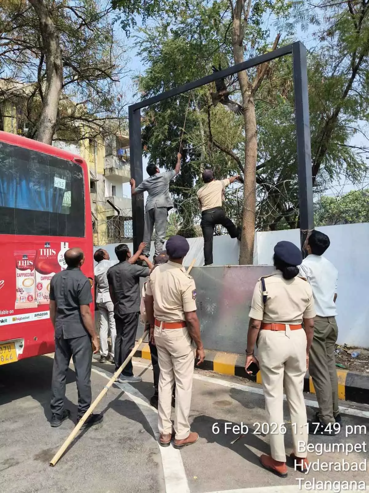 Begumpet में ट्रैफिक पुलिस ने चीनी मांझे में फंसे पक्षियों को बचाया Begumpet में ट्रैफिक पुलिस ने चीनी मांझे में फंसे पक्षियों को बचाया