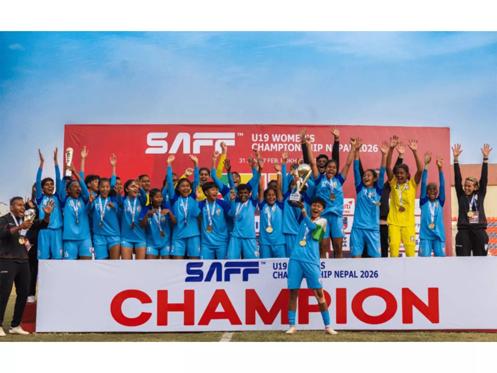 भारत की अंडर-17 टीम ने बांग्लादेश की अंडर-19 टीम को हराकर SAFF अंडर-19 महिला खिताब जीता भारत की अंडर-17 टीम ने बांग्लादेश की अंडर-19 टीम को हराकर SAFF अंडर-19 महिला खिताब जीता