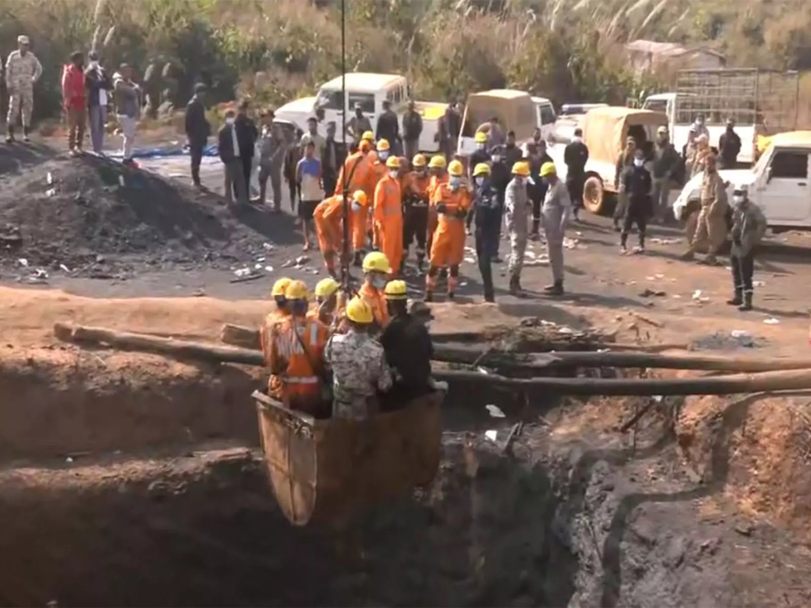 NDRF ने मेघालय के पूर्वी जयंतिया हिल्स में अवैध कोयला खदान विस्फोट स्थल से छह शव बरामद किए NDRF ने मेघालय के पूर्वी जयंतिया हिल्स में अवैध कोयला खदान विस्फोट स्थल से छह शव बरामद किए