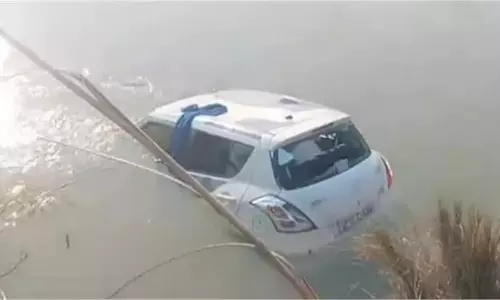Kanpur Accident: मुंडन संस्कार से लौट रहे परिवार की कार नहर में समाई, 3 की मौत Kanpur Accident: मुंडन संस्कार से लौट रहे परिवार की कार नहर में समाई, 3 की मौत