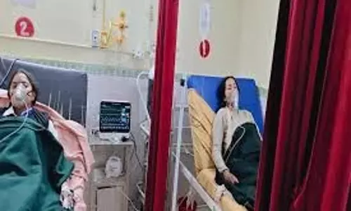 Uttarakhand News: प्रैक्टिकल के दौरान गिरी केमिकल की बोतल, गंध से सात छात्राएं हुई बेहोश Uttarakhand News: प्रैक्टिकल के दौरान गिरी केमिकल की बोतल, गंध से सात छात्राएं हुई बेहोश