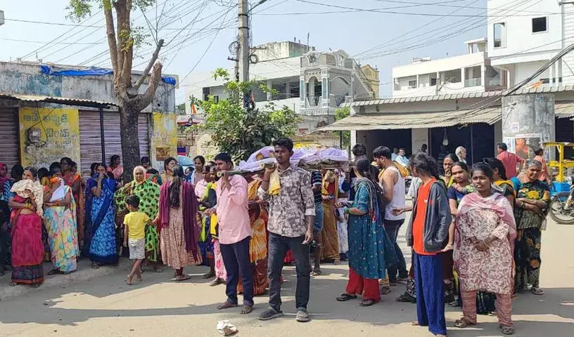 Telangana: कोरुतला में उत्तम कुमार रेड्डी की सभा के दौरान पुलिस ने शवयात्रा रोकी Telangana: कोरुतला में उत्तम कुमार रेड्डी की सभा के दौरान पुलिस ने शवयात्रा रोकी