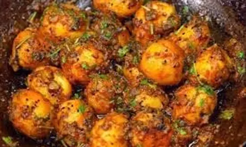 Hyderabadi Khatte Aloo: घर पर बनाएं होटल जैसा हैदराबादी खट्टे आलू की रेसिपी