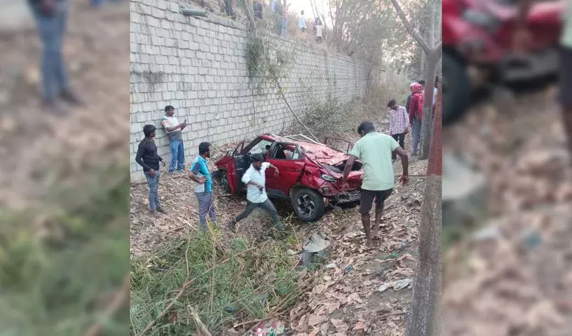 संगारेड्डी में कार के ORR से कूदने से दो लोगों की मौत, चार घायल