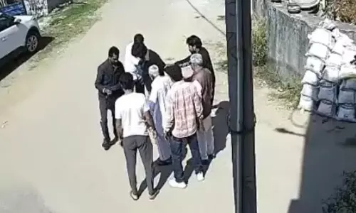 SBI की मिनी-ब्रांच में लूट, पिस्टल अड़ाकर कैश भरा बैग लेकर फरार हुए बदमाश SBI की मिनी-ब्रांच में लूट, पिस्टल अड़ाकर कैश भरा बैग लेकर फरार हुए बदमाश
