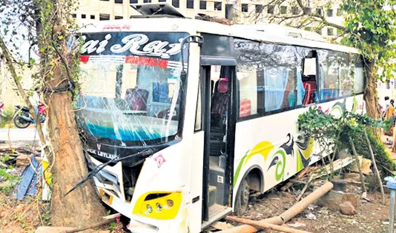 Kothagudem में सरकारी मेडिकल कॉलेज की बस के पेड़ से टकराने से छात्र घायल