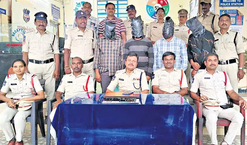Khammam पुलिस ने 2.73 करोड़ रुपये के ऑनलाइन निवेश धोखाधड़ी में चार लोगों को गिरफ्तार किया