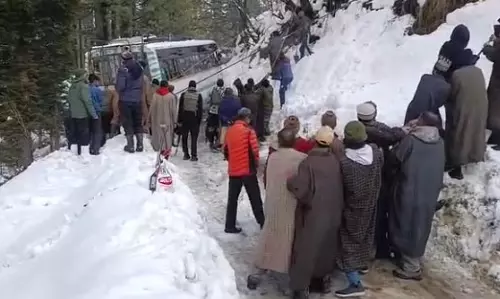 Jammu-Kashmir : भारी बर्फबारी में फंसी यात्रियों से भरी बस