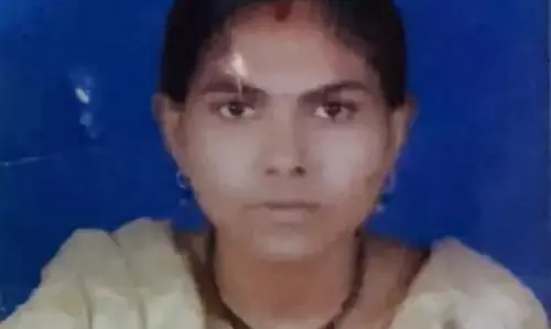 पति और बच्चों को छोड़कर प्रेमी संग रह रही महिला की संदिग्ध मौत, हत्या की आशंका पति और बच्चों को छोड़कर प्रेमी संग रह रही महिला की संदिग्ध मौत, हत्या की आशंका