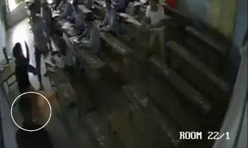 स्टूडेंट ने महिला टीचर को थप्पड़ मारा...परीक्षा के दौरान का LIVE वीडियो, ये बात इतनी नागवार गुजरी...