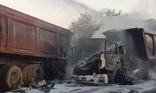 टकराने पर ट्रेलरों वाहनों में लगी आग, ड्राइवर जिंदा जला