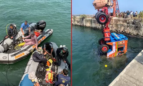 पोर्ट में पलटे ट्रेलर की ड्राइवर केबिन बरामद, भारतीय नौसेना ने चलाया विशेष अभियान
