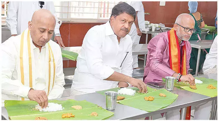 EO ने अन्नाप्रसादम कॉम्प्लेक्स में भोजन किया और भक्तों से बातचीत की EO ने अन्नाप्रसादम कॉम्प्लेक्स में भोजन किया और भक्तों से बातचीत की