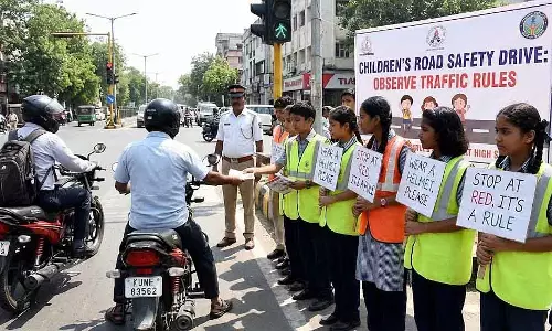Indore : बच्चों ने रोड सेफ्टी ड्राइव की अगुवाई की, राइडर्स से ट्रैफिक नियमों का पालन करने की अपील की Indore : बच्चों ने रोड सेफ्टी ड्राइव की अगुवाई की, राइडर्स से ट्रैफिक नियमों का पालन करने की अपील की