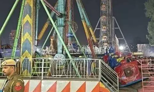 Surajkund मेले में हादसा: गेट और झूले गिरने से पुलिसकर्मी की मौत, 13 घायल Surajkund मेले में हादसा: गेट और झूले गिरने से पुलिसकर्मी की मौत, 13 घायल