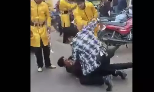 बैंड बाजा टीम के सदस्यों के बीच जमकर मारपीट, सामने आया VIDEO, कारण भी जानें बैंड बाजा टीम के सदस्यों के बीच जमकर मारपीट, सामने आया VIDEO, कारण भी जानें