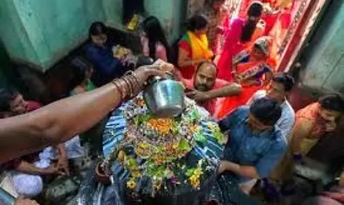 Mahashivratri 2026: शनि के बुरे प्रभावों से हैं परेशान, तो महाशिवरात्रि पर करें इन चीजों का दान
