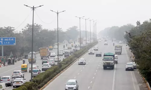 दिल्ली की वायु गुणवत्ता मॉडरेट कैटेगरी में पहुंची, कई इलाकों में बना हुआ है स्मॉग