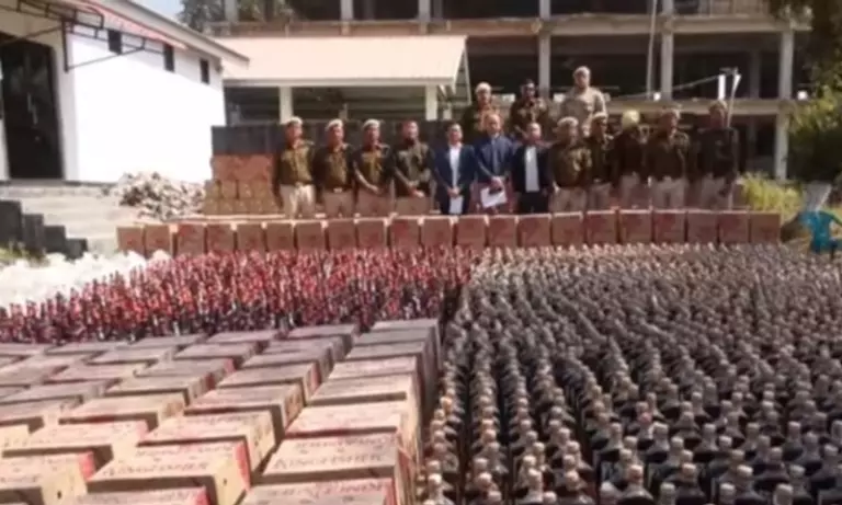 Manipur: आबकारी विभाग ने इंफाल में 84 लाख रुपये से अधिक की शराब नष्ट की Manipur: आबकारी विभाग ने इंफाल में 84 लाख रुपये से अधिक की शराब नष्ट की