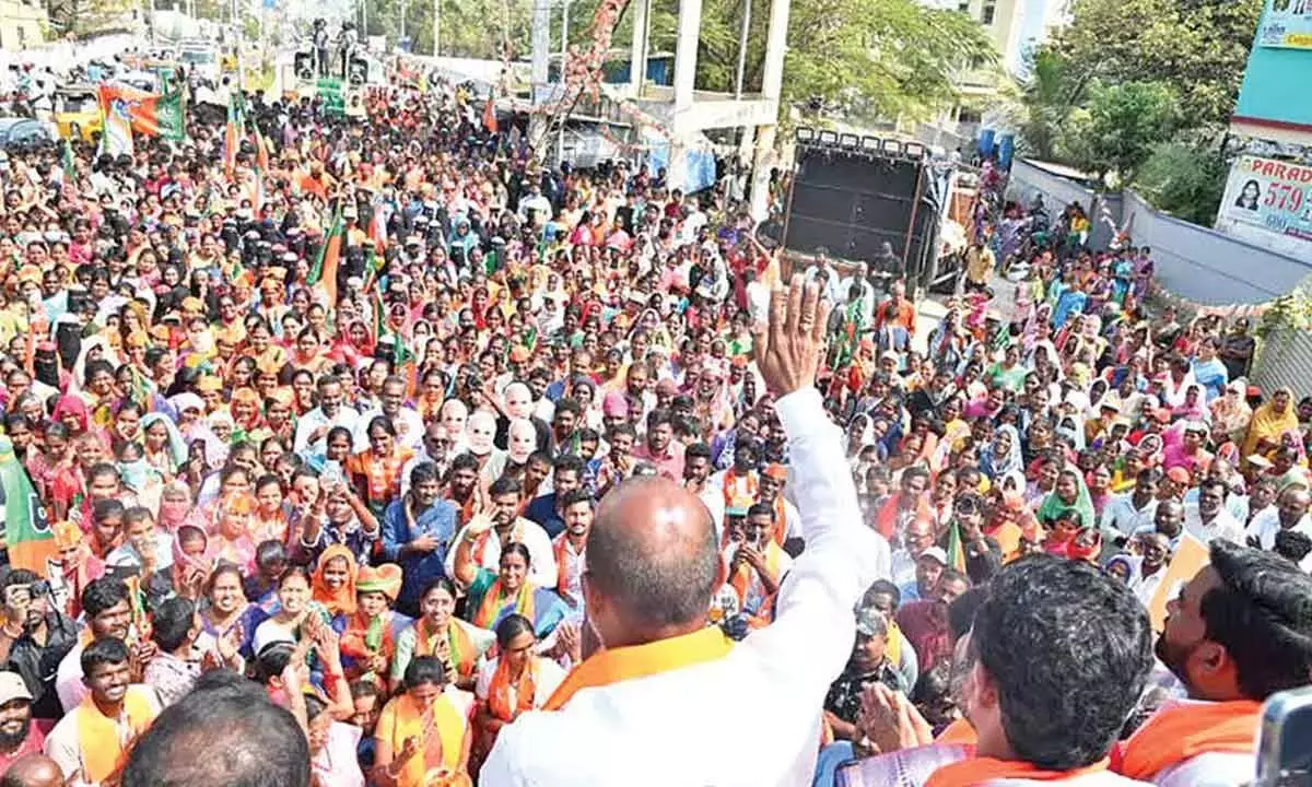 करीमनगर में बीआरएस का दौर खत्म, बीजेपी मेयर का पद जीतेगी: Bandi करीमनगर में बीआरएस का दौर खत्म, बीजेपी मेयर का पद जीतेगी: Bandi