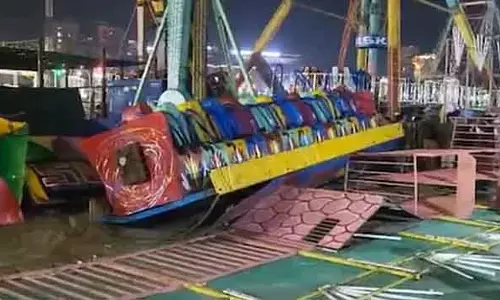 सूरजकुंड मेले में हादसा: Tsunami झूले गिरने से पुलिस इंस्पेक्टर की बचाने की कोशिश में मौत, 13 घायल सूरजकुंड मेले में हादसा: Tsunami झूले गिरने से पुलिस इंस्पेक्टर की बचाने की कोशिश में मौत, 13 घायल